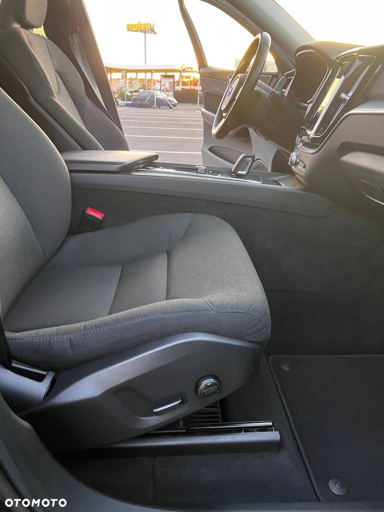 Volvo XC 60 B4 D AWD Geartronic Momentum Pro - 23