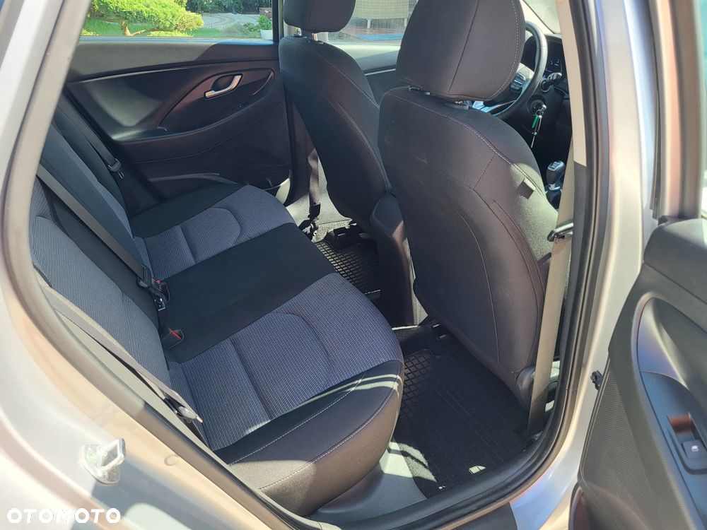 Hyundai i30 1.6 D Classic + - 16