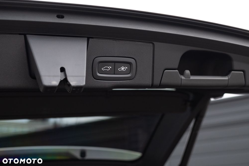 Volvo XC 60 B5 B AWD Plus Dark - 4