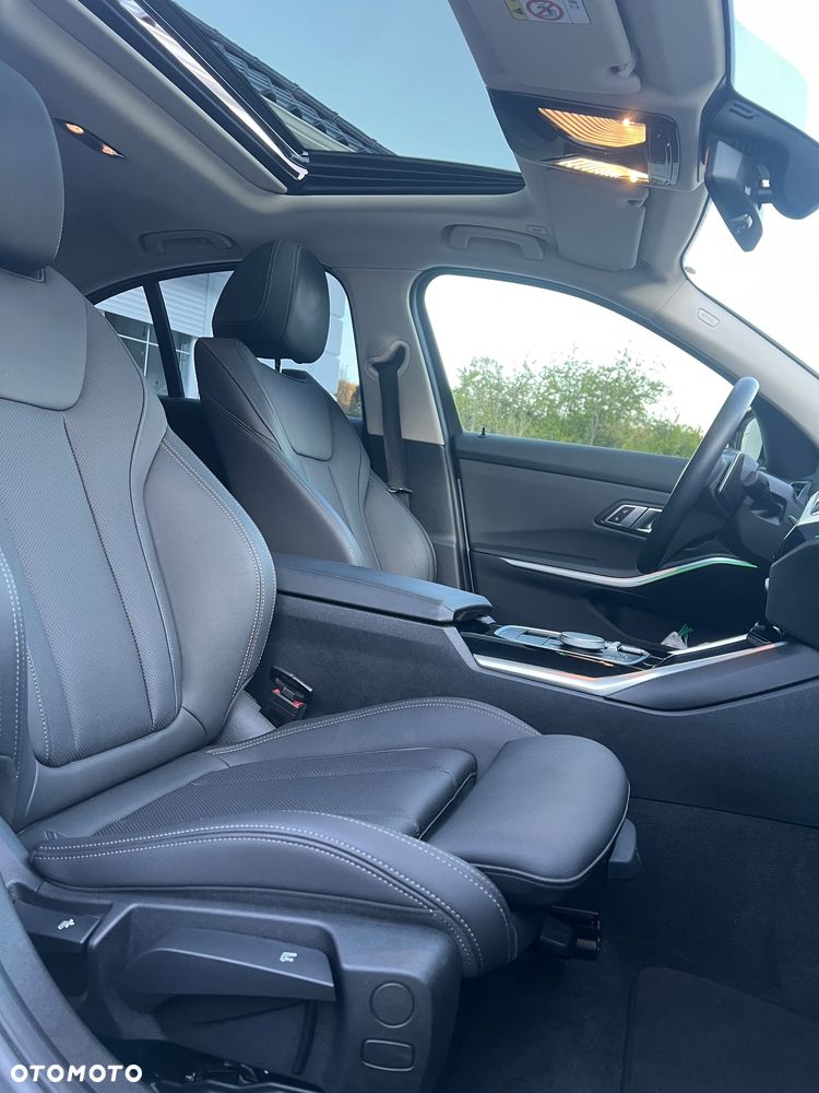 BMW Seria 3 320d xDrive Sport Line Shadow sport - 26