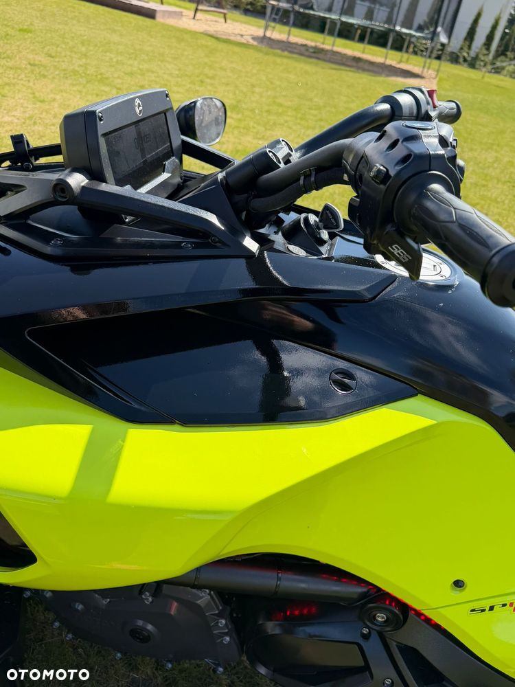 Can-Am Spyder - 2