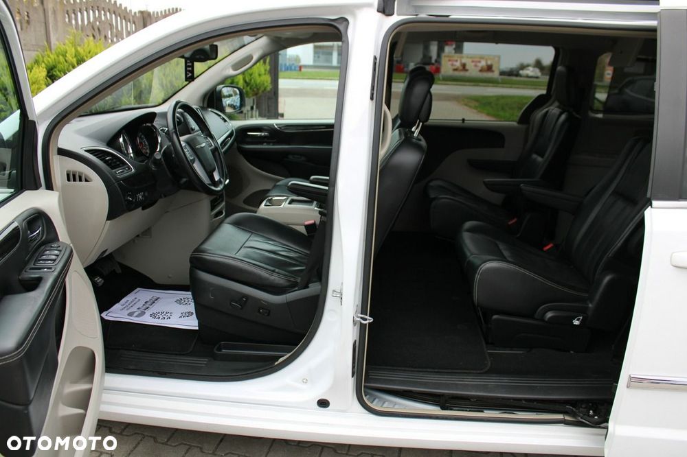 Chrysler Town & Country - 20