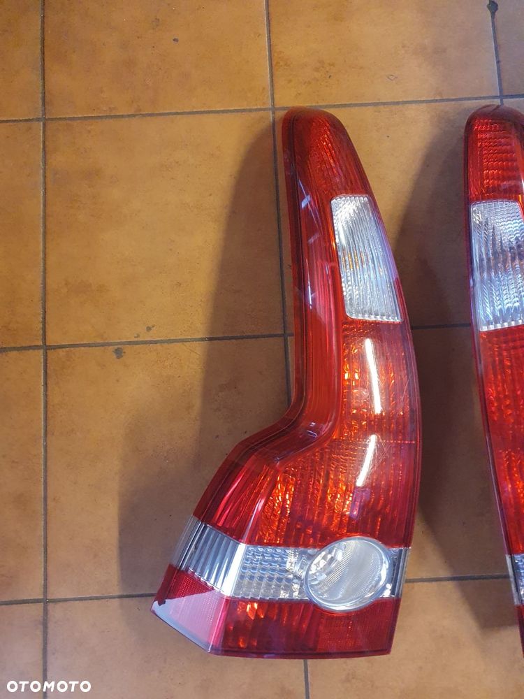 LAMPA prawy TYŁ VOLVO V50 - 4