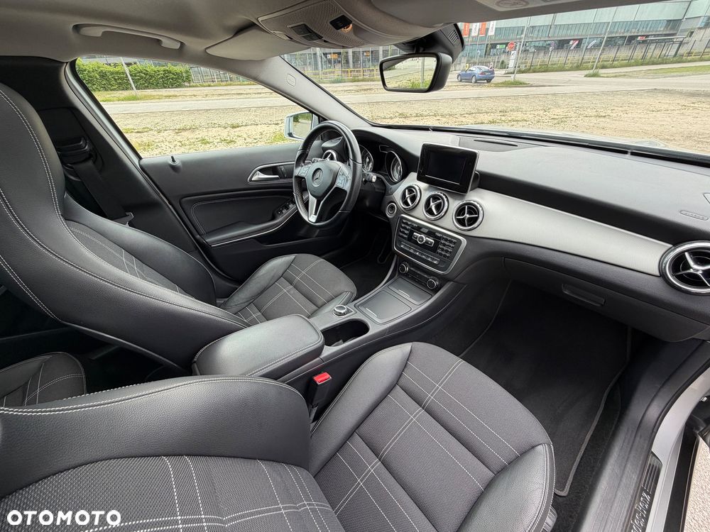 Mercedes-Benz GLA 200 7G-DCT Urban - 14