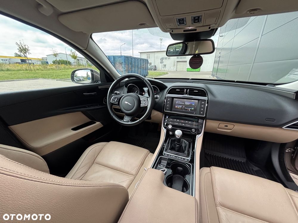Jaguar XE 2.0 D Prestige - 27