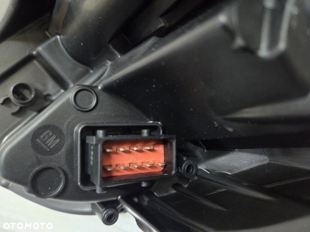 LAMPA PRAWA PRZÓD OPEL CORSA E EUROPA NOWA ORGINAŁ 39108223 - 8