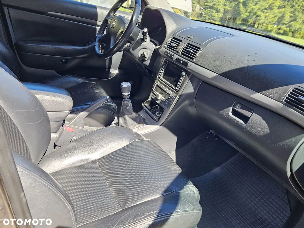 Toyota Avensis 2.2 D-4D Sol Plus 180 Premium - 18