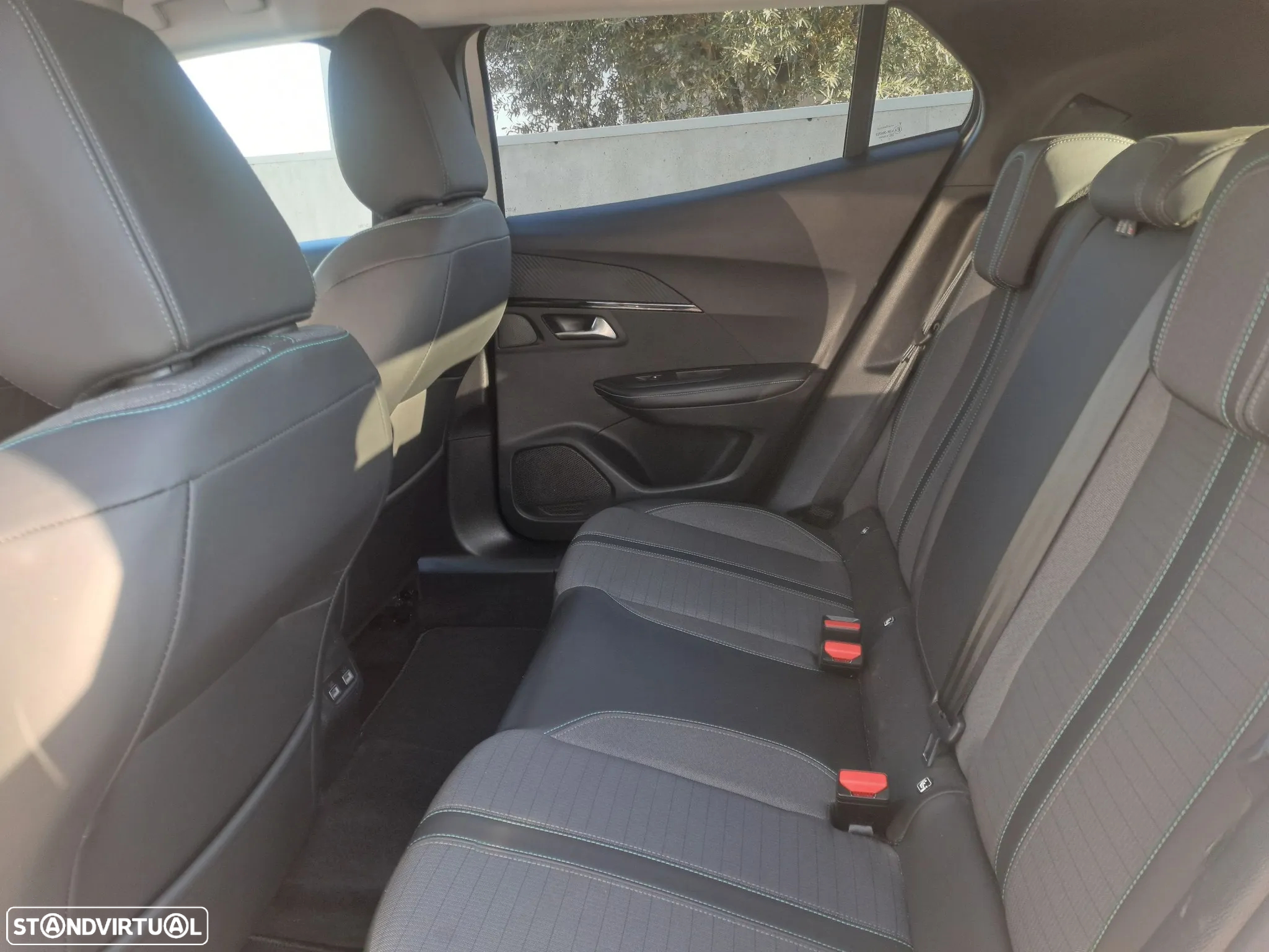 Peugeot 2008 1.5 BlueHDi Allure Pack - 11