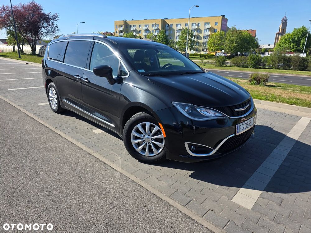 Chrysler Pacifica - 2