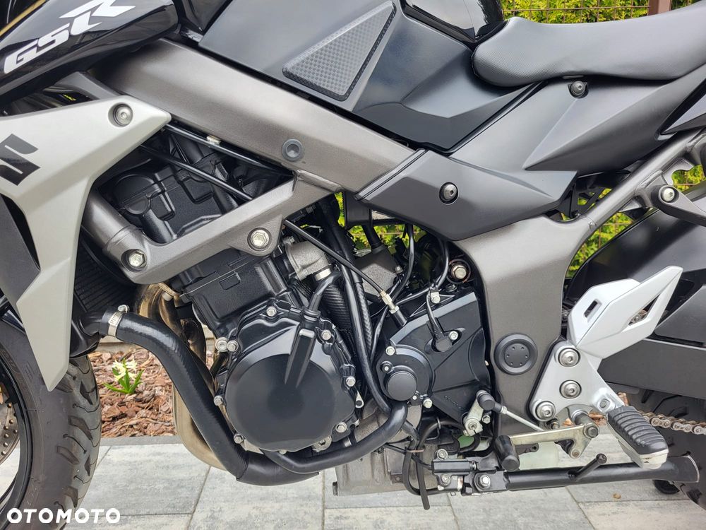 Suzuki GSR - 6