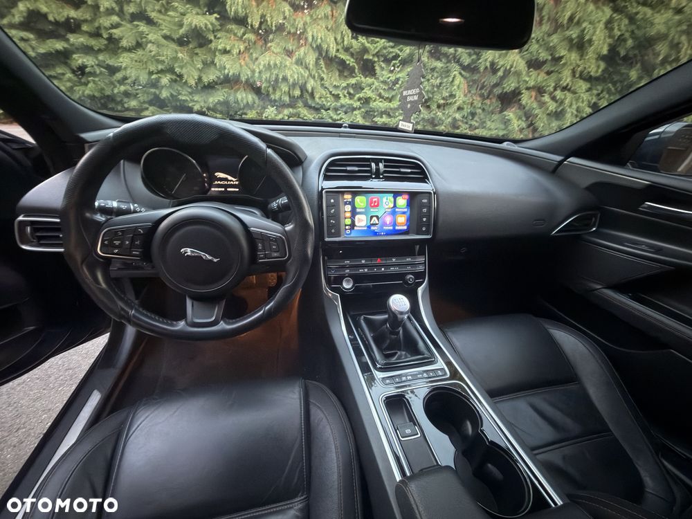 Jaguar XE - 6