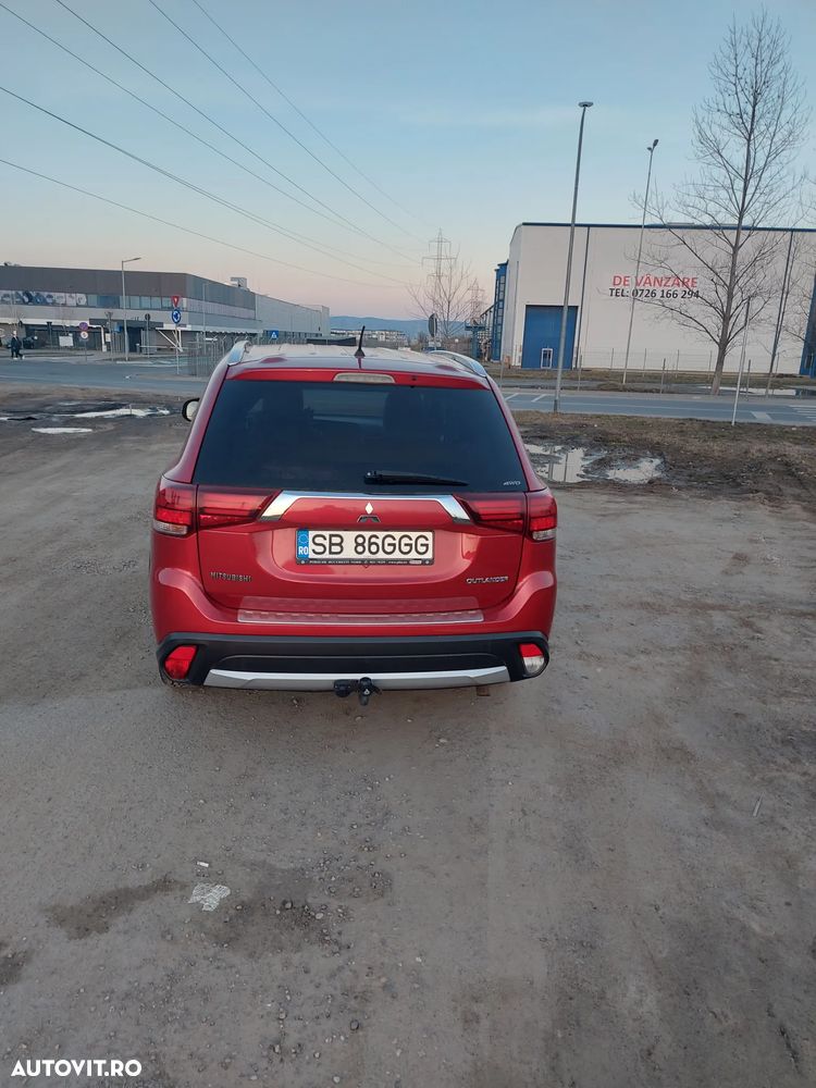 Mitsubishi Outlander - 2