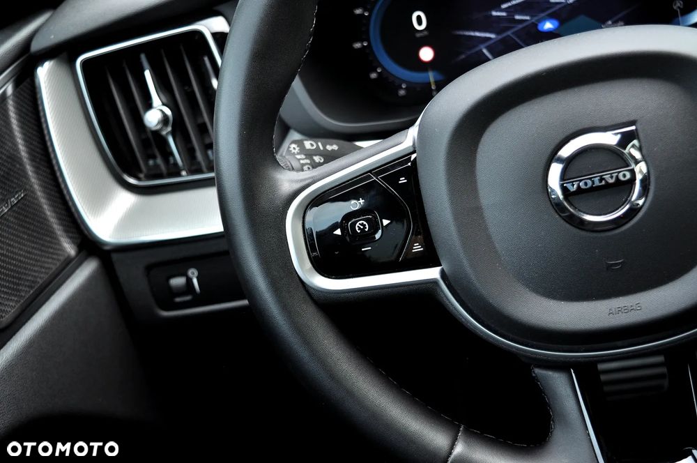 Volvo XC 60 B5 D AWD Ultimate Dark - 20