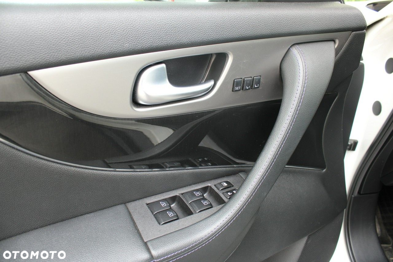 Infiniti QX70 - 28