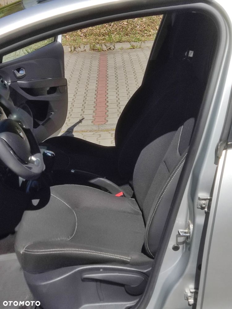 Renault Clio 1.2 16V Confort Privilege - 13