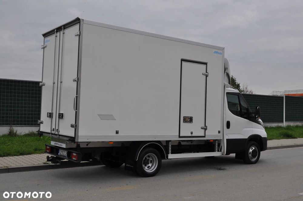 Iveco DAILY AUTOMAT CHŁODNIA MROŹNIA IZOTERMA CARRIER HI-MATIC NA BLIŹNIAKU KRAJOWE BEZWYPADKOWE ZASILANIE ZEWNETRZNE 230 V - 37