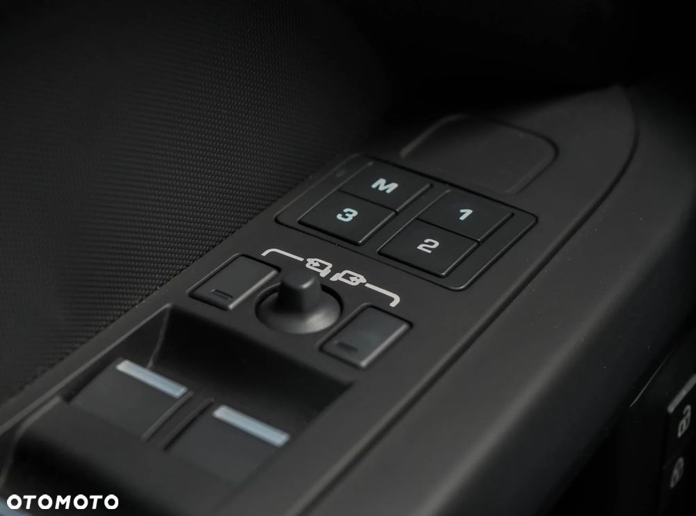 Land Rover Defender 3.0 D350 mHEV X-Dynamic SE - 17