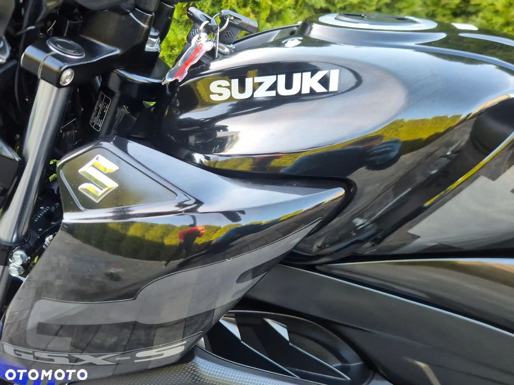 Suzuki GSX - 19