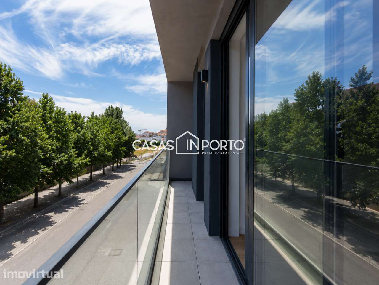 Apartamento com Varanda e Garagem perto do Hospital de São João - Grande imagem: 2/24