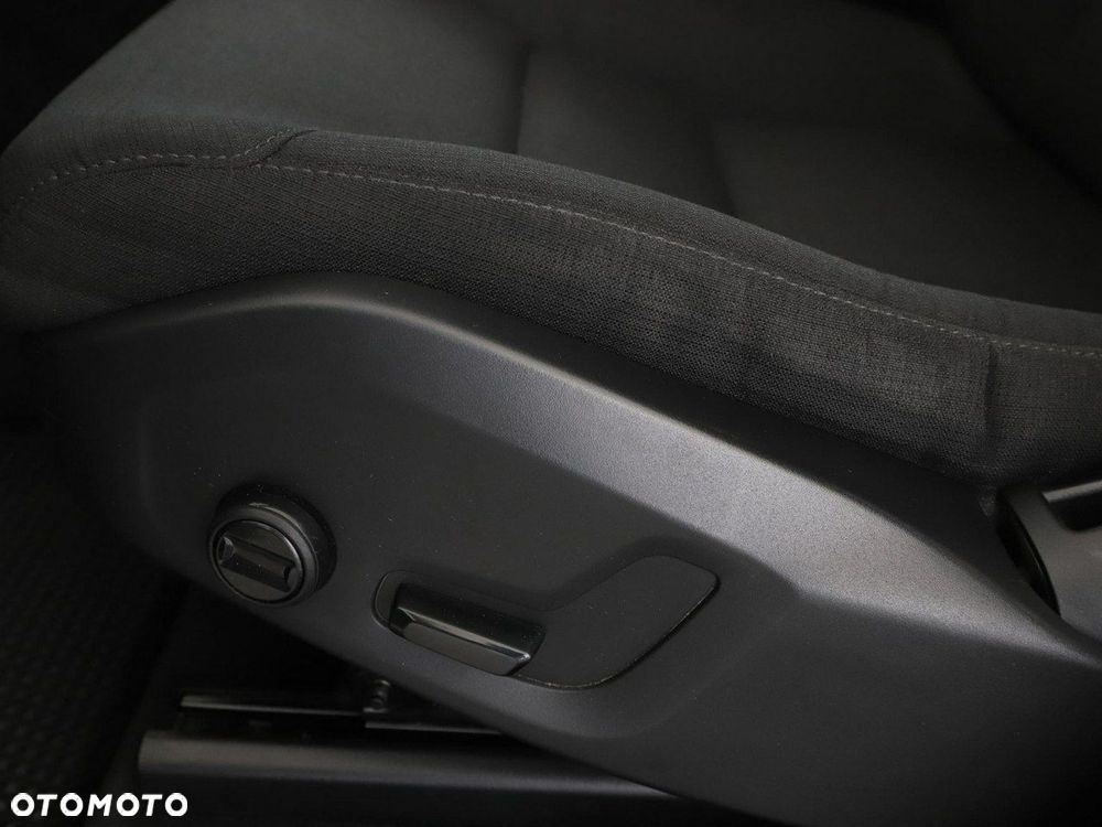 Volvo XC 60 B4 D AWD Momentum - 37