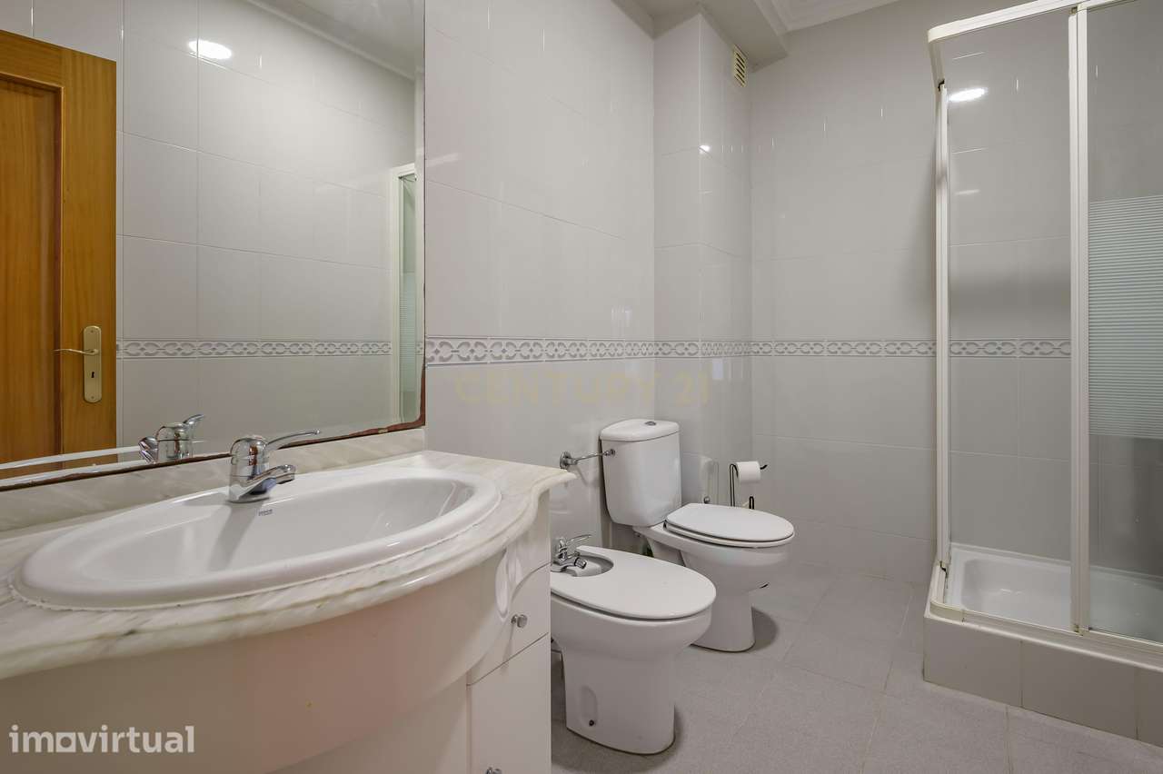 Espaçoso Apartamento no Condomínio Sol Jardim, com Parqueamento, Vista - Grande imagem: 5/22