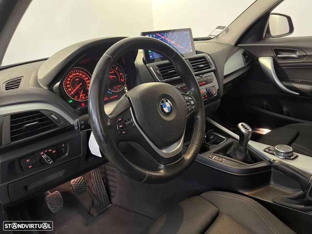 BMW 116 d Line Sport — fotografia 11