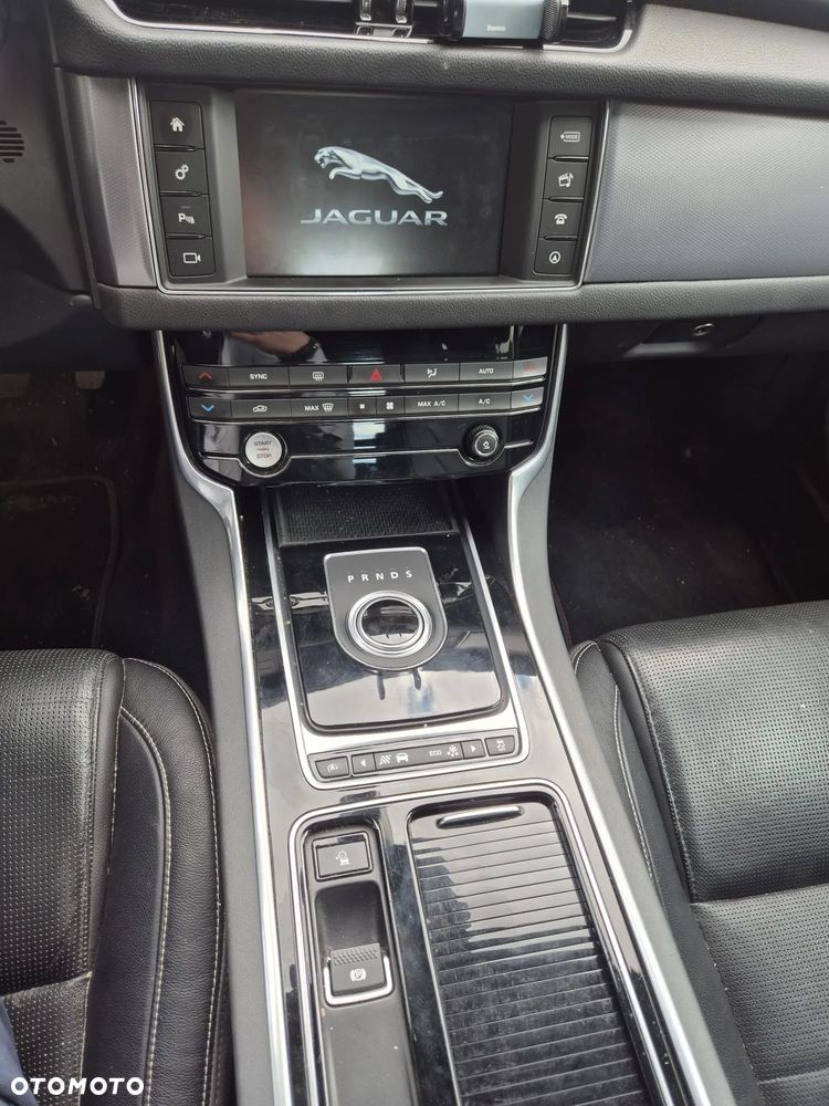 Jaguar XF 2.0 i4D R-Sport - 4