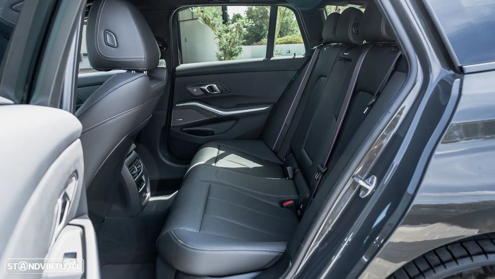 BMW 330 e Pack Desportivo M Pro Auto - 10