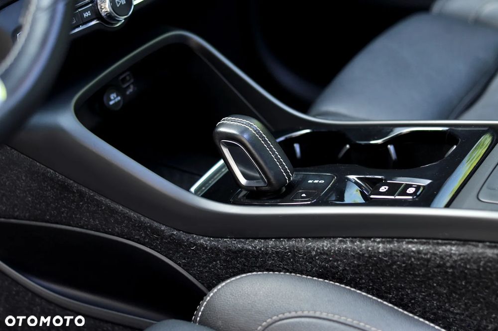 Volvo XC 40 D4 AWD Geartronic R-Design - 17
