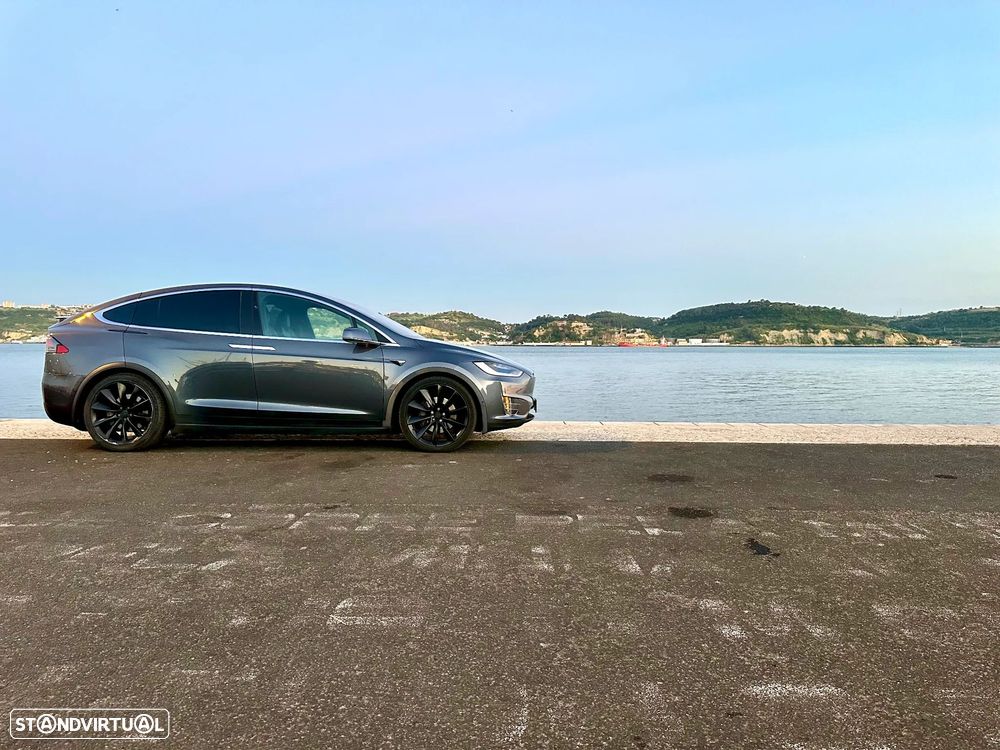 Tesla Model X - 25