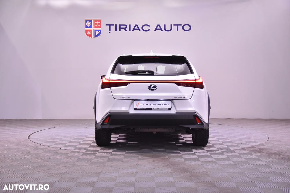 Lexus UX - 4