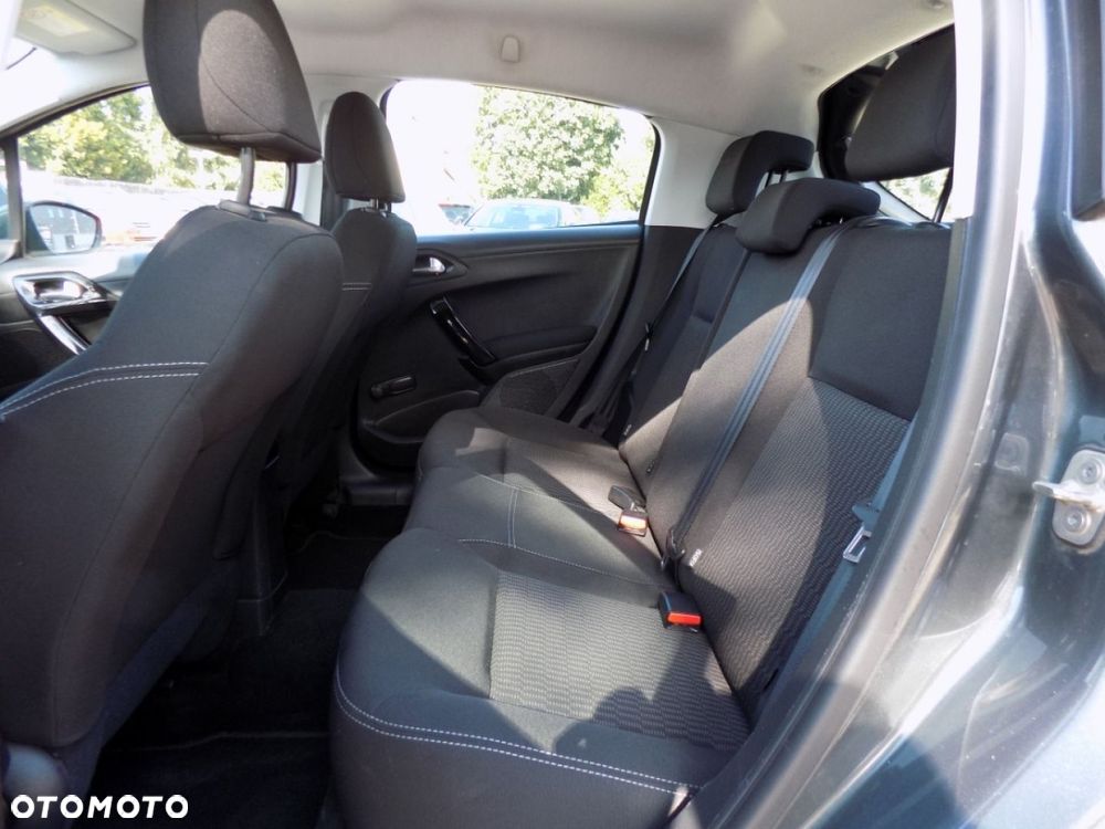 Peugeot 208 - 8