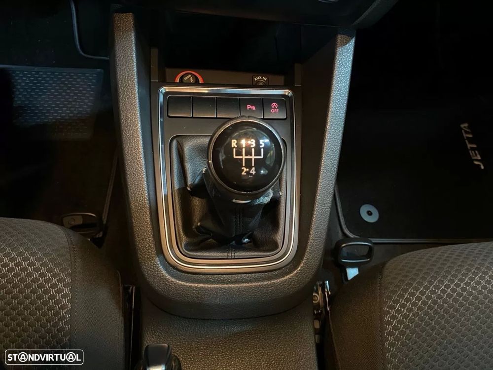 VW Jetta 2.0 TDI Confortline - 14