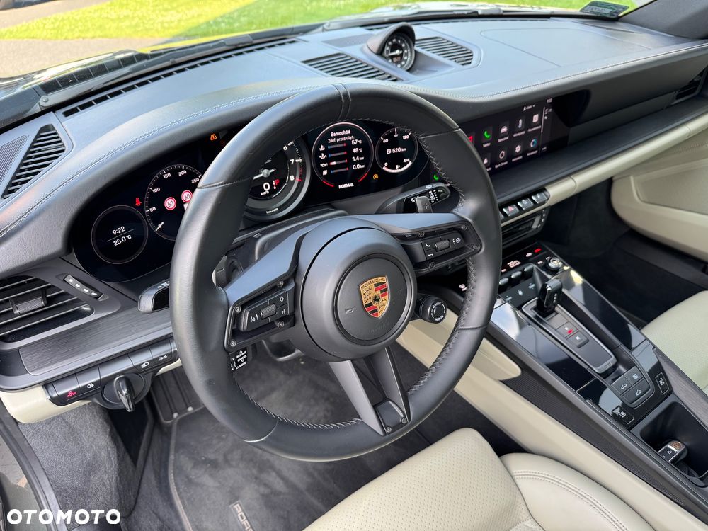 Porsche 911 Carrera 4 GTS - 26