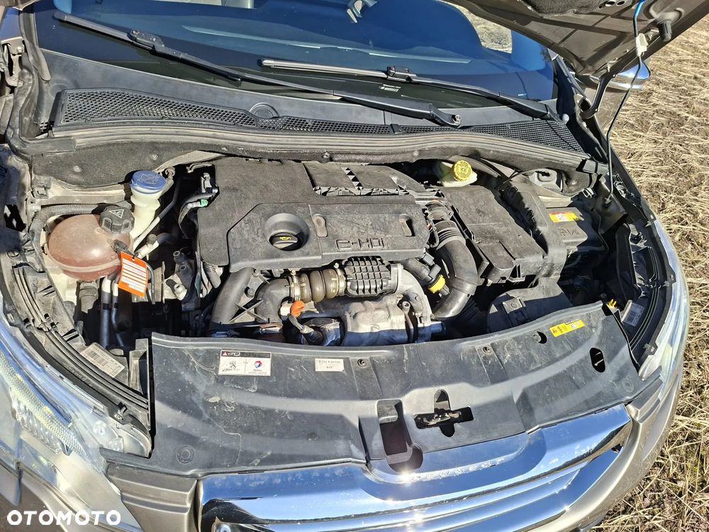 Peugeot 2008 1.6 e-HDi Allure S&S - 16