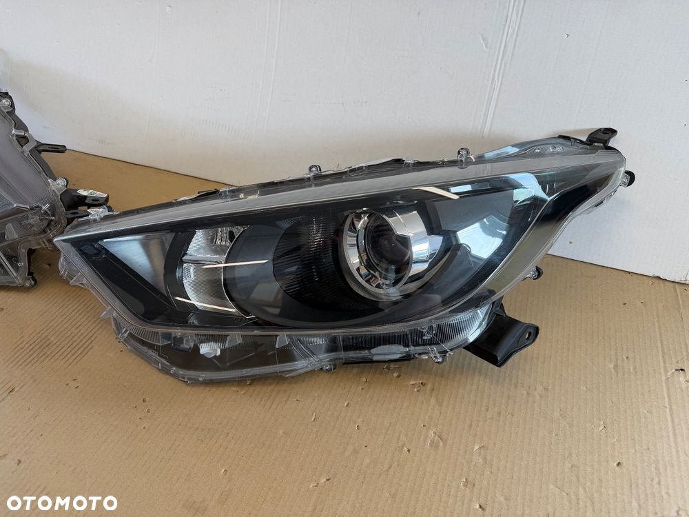 TOYOTA YARIS IV - LAMPA ZWYKŁA SOCZEWKA  PRAWA - 2