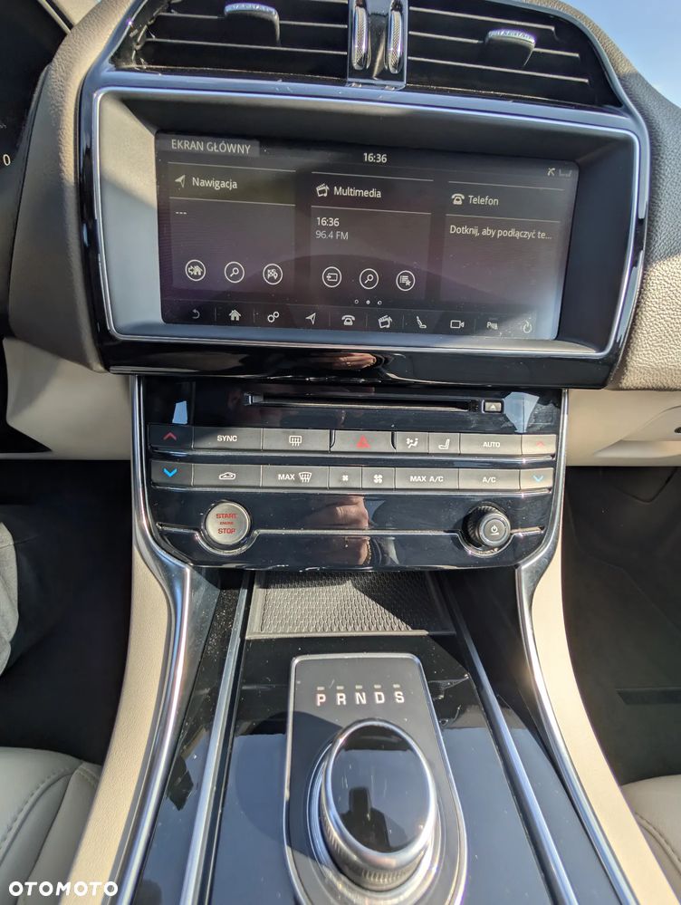 Jaguar XE 2.0 T Prestige - 28