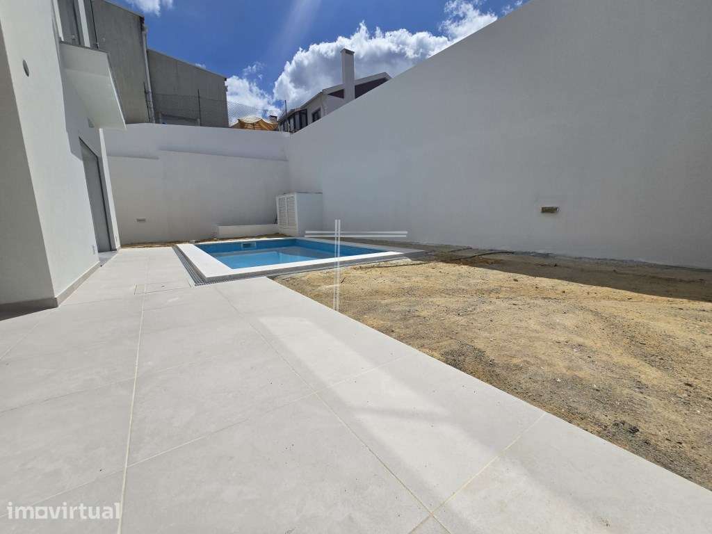 Moradia isolada T4, arquitetura contemporânea com garagem e piscina... - Grande imagem: 2/32