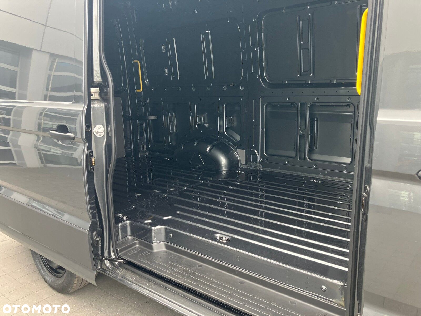 Volkswagen Crafter Crafter 35 Furgon, silnik: 2,0 l  130 kW, skrzynia biegów: napęd 4MOTION, automatyczna 8-biegowa rozstaw osi: 3640 mm - 10