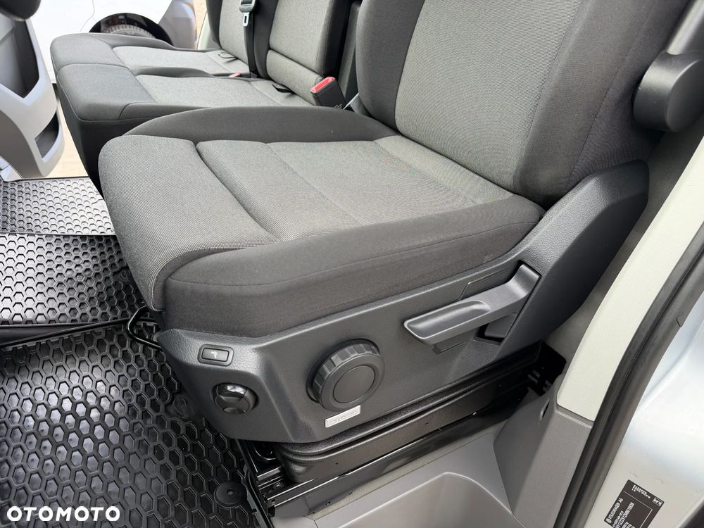 Volkswagen CRAFTER L2H2 Model 2021r WZMOCNIONY VAN 3 osobowy Silnik 2.0TDI 140KM bez BiTurbo! Euro6, Duża ładowność 1.2t, DMC:3.5t, Homologacja VAT-1 Zabudowa paki BOTT, Bogate wyposażenie! OPONY Jak nowe, Fabryczne ogrzewanie oraz wentylacja pojazdu ze zdalnym sterowaniem OEM Eberspacher Airtronic M2 3,5kW, Android Auto, Apple CarPlay, Parktroniki, Kamera, Nawigacja, Drzwi tył 270' Fotel pilot pneumatyczny z masażem! - 17