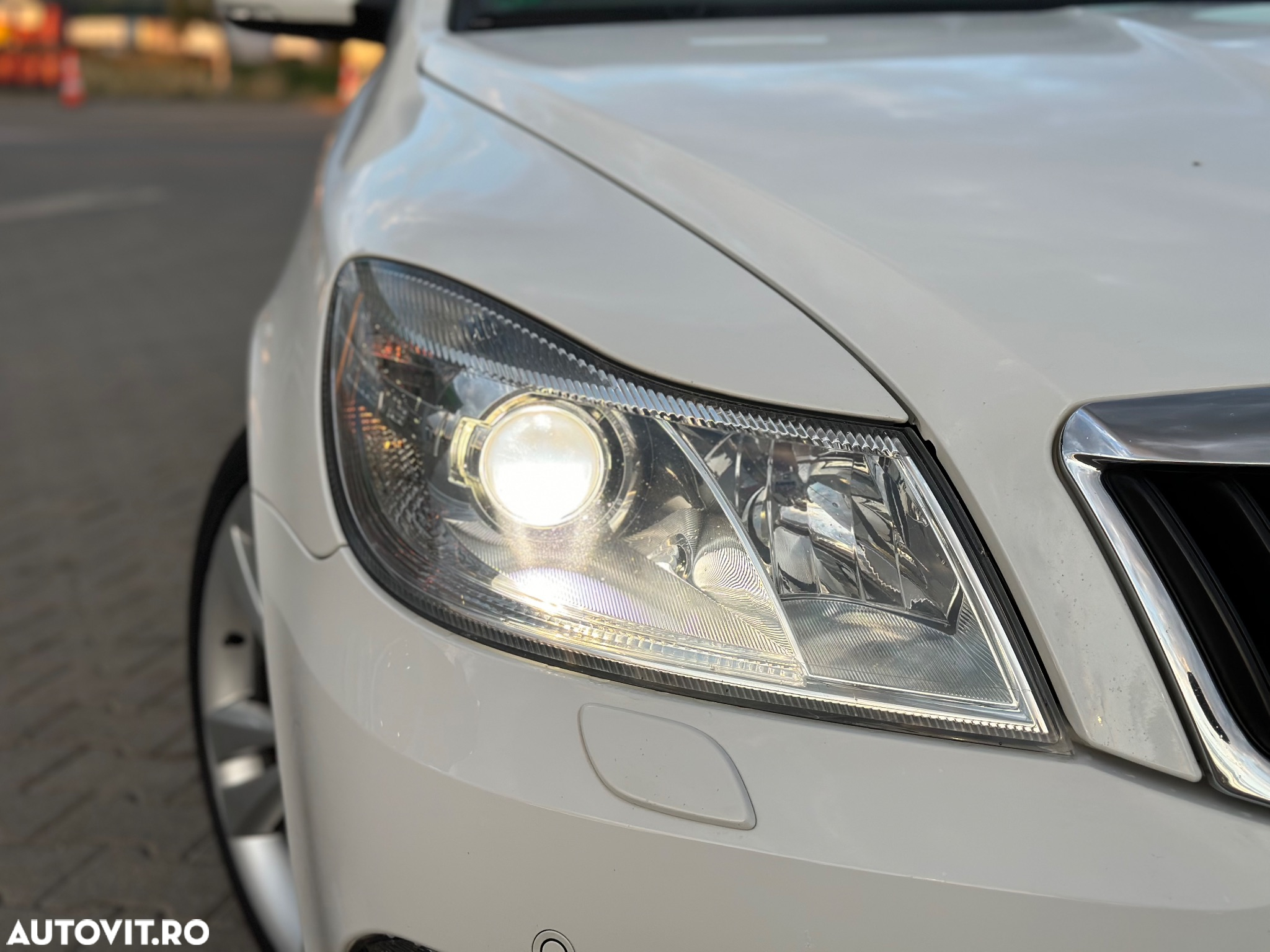 Skoda Octavia Combi 2.0 TDI DPF DSG RS - 25