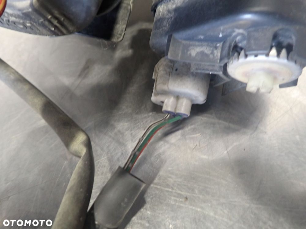 LAMPA LEWA PRZEDNIA TOYOTA RAV4 II 2.0 D - 4