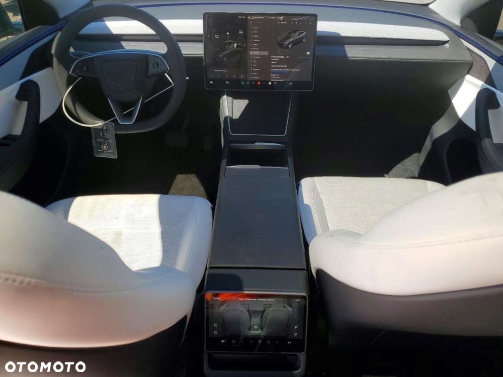 Tesla Model Y - 8