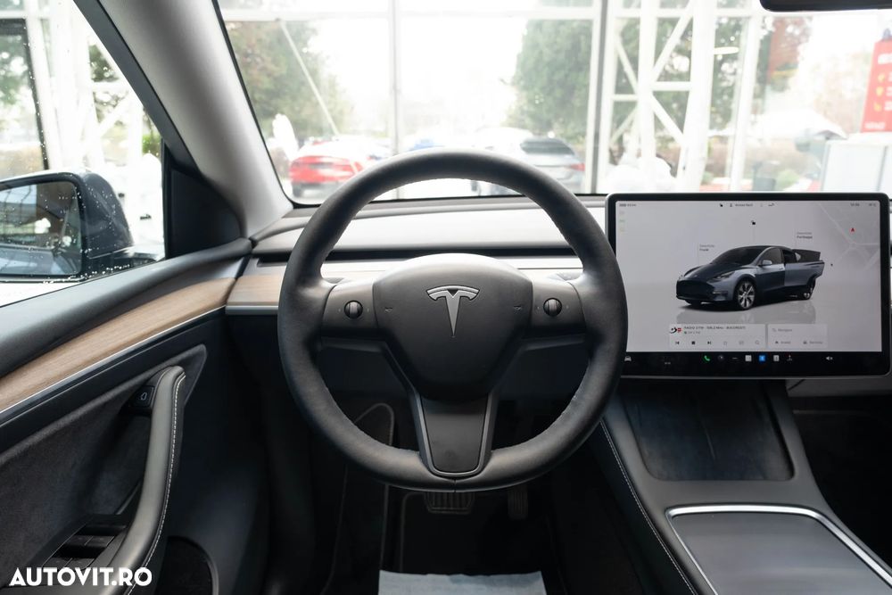 Tesla Model Y AWD Long Range - 12