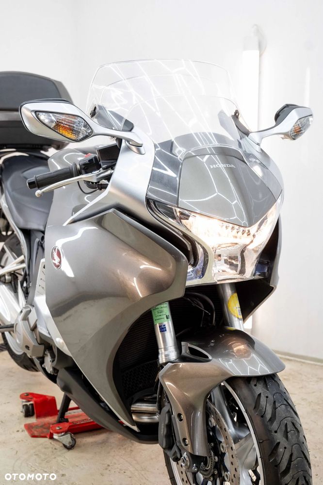 Honda VFR - 12