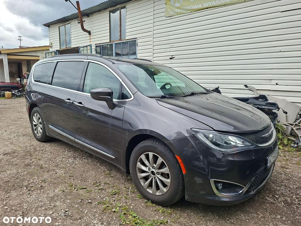Chrysler Pacifica - 1
