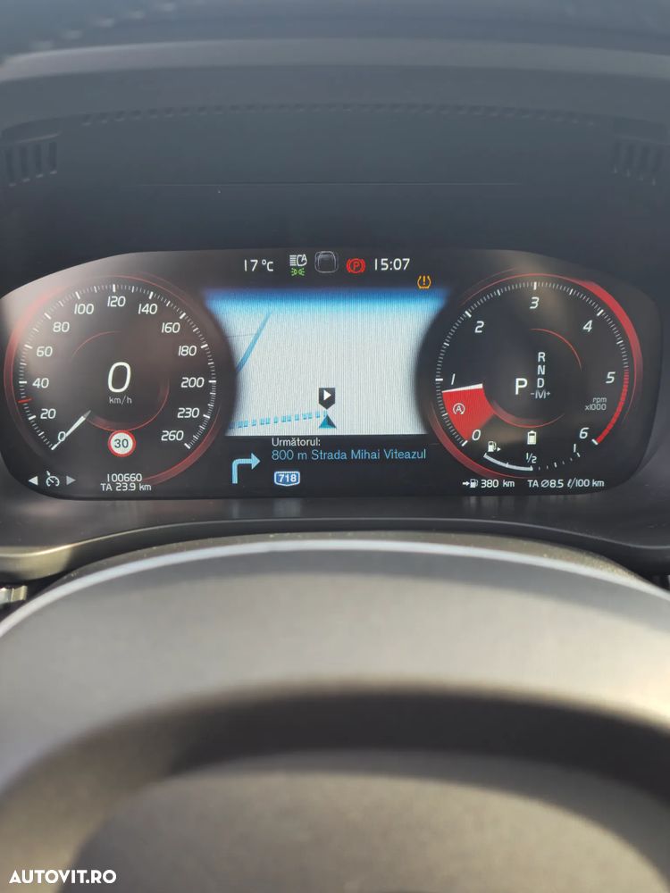 Volvo XC 60 B4 MHEV AT8 FWD Momentum - 17