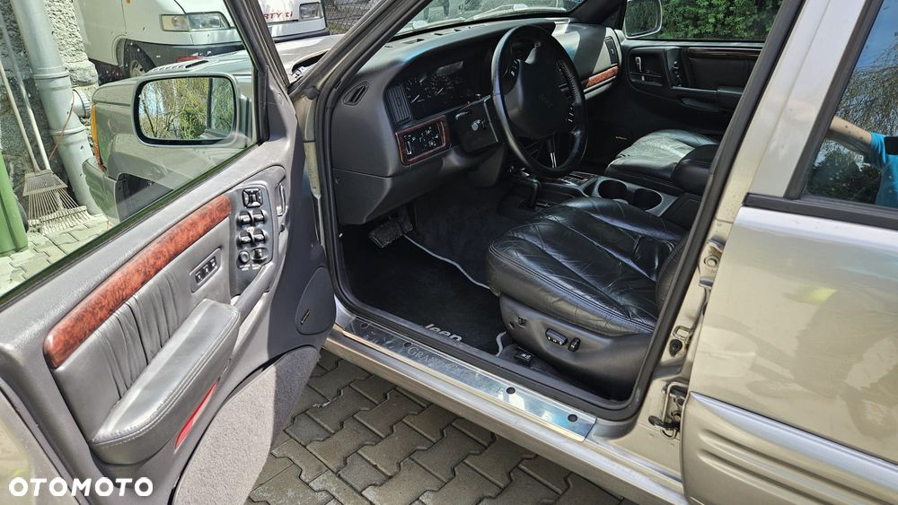 Jeep Grand Cherokee - 23