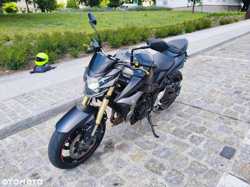 Suzuki GSR - 9
