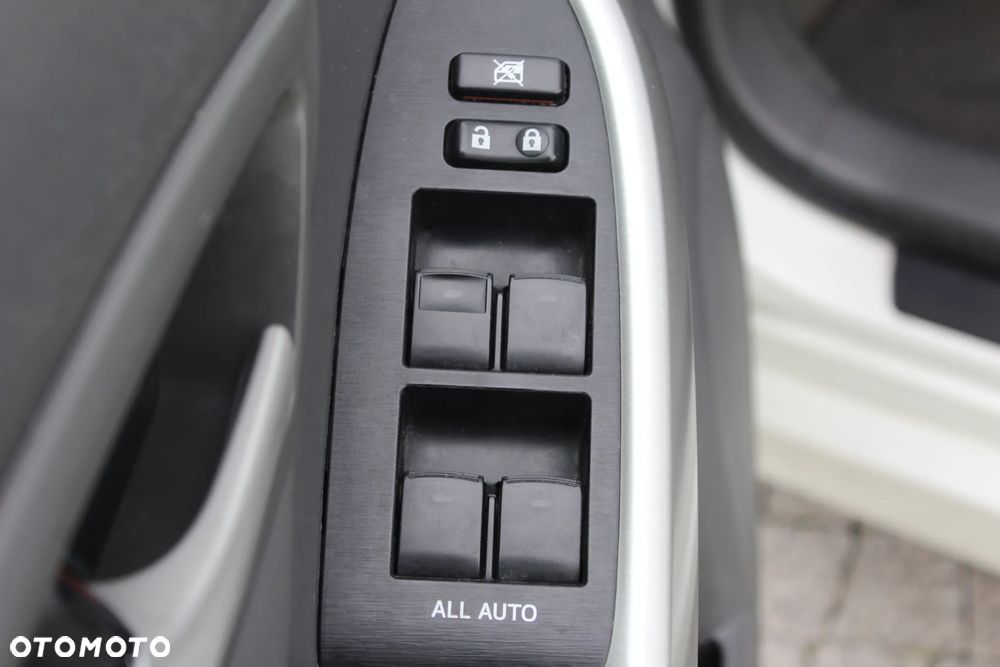 Toyota Prius (Hybrid) Executive - 13